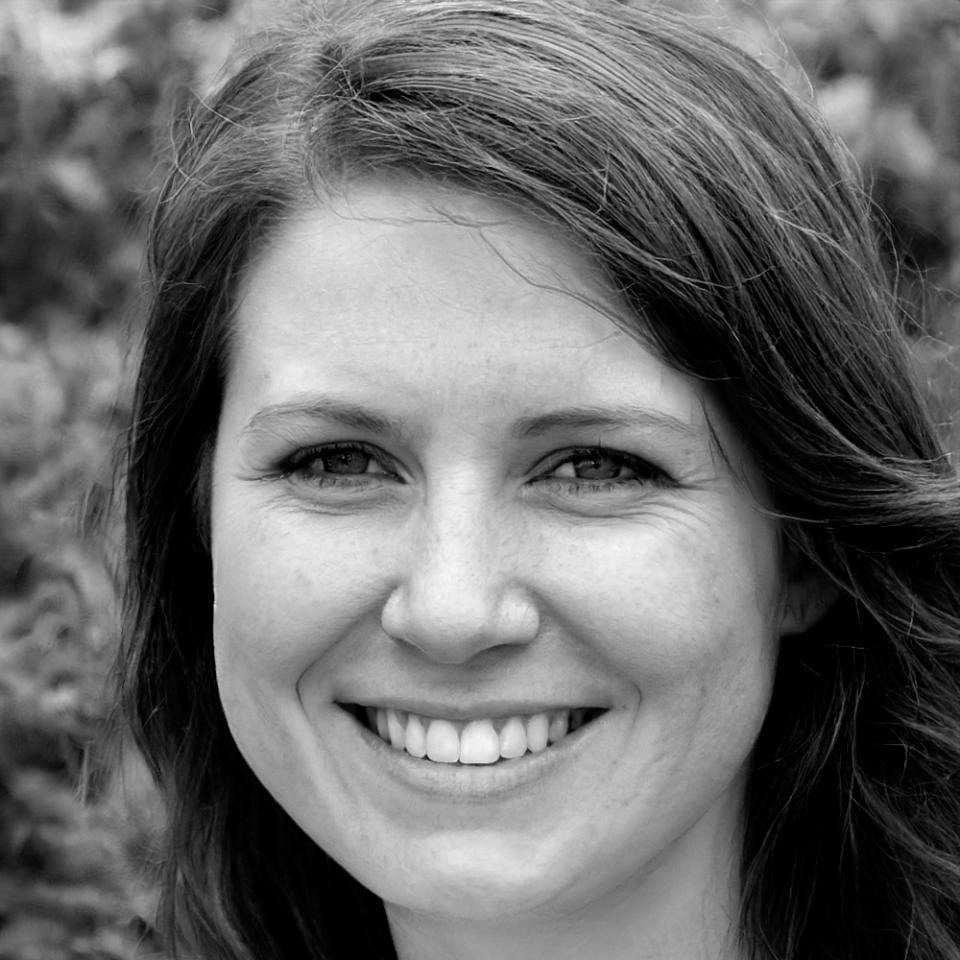 Сотрудник Lrykento Kolomas консультирует студентов